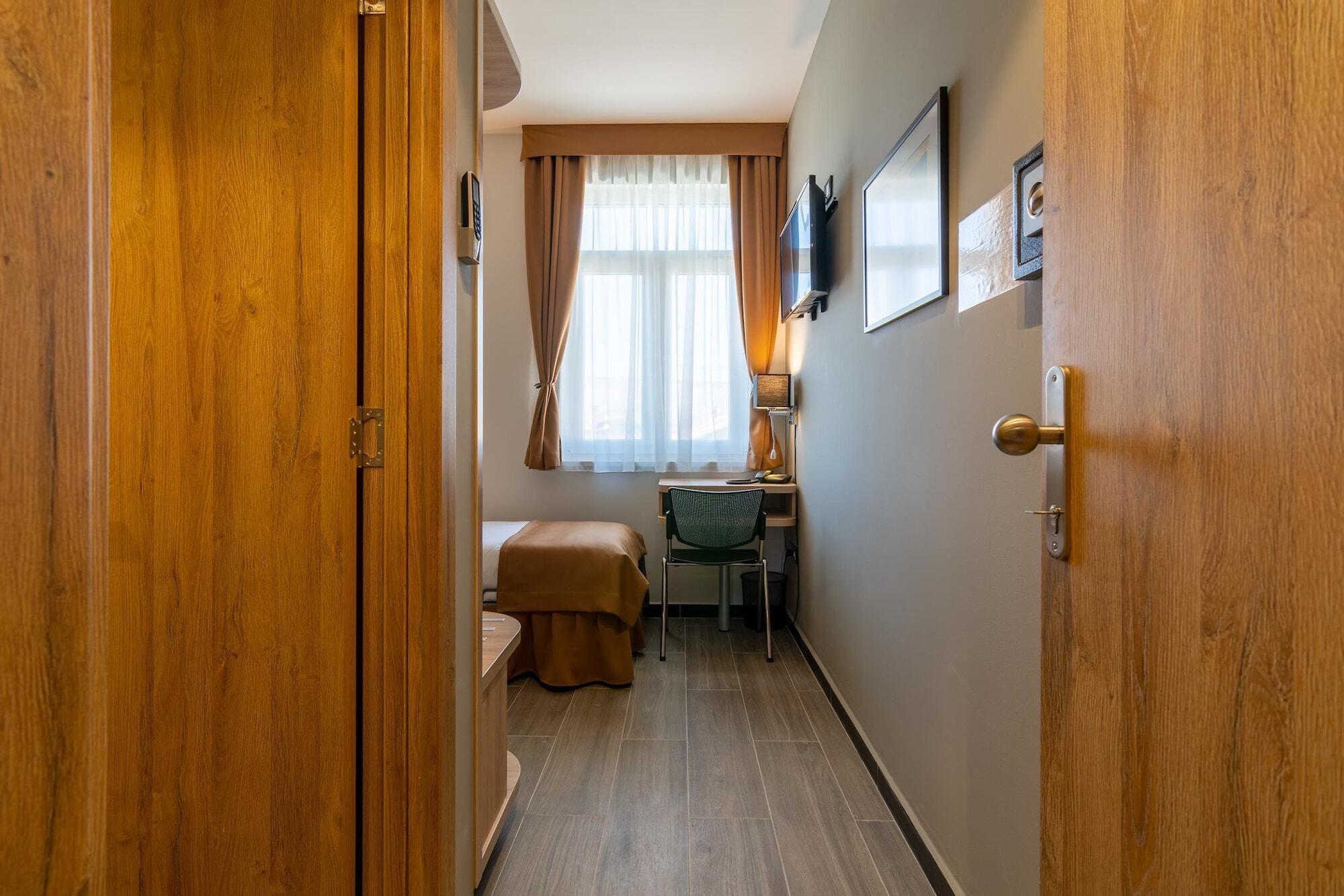 Hotel Resurs Подгорица Екстериор снимка