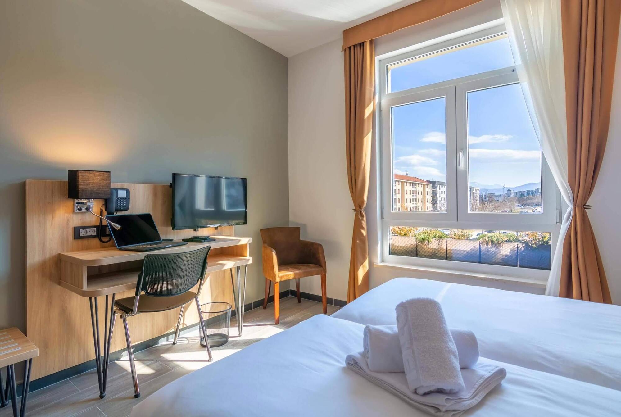 Hotel Resurs Подгорица Екстериор снимка